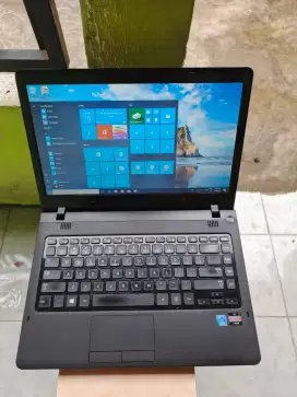 Laptop Samsung Ram 8gb layar 14inc win 10 batre awet siap pake(Nego)