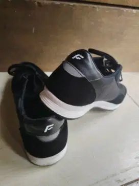 sepatu sneaker olahraga uk 42 bekasi