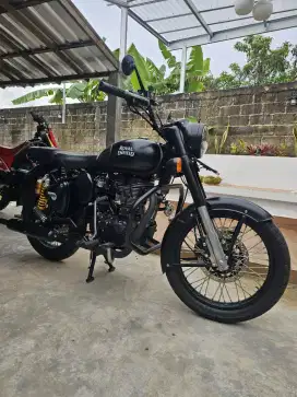 Royal Enfield Classic Stealth Black 500