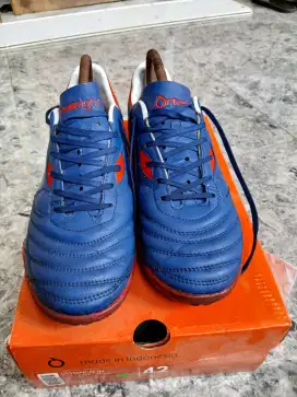 Sepatu futsal ortus