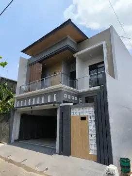 Rumah hunian 2 lantai dekat jalan utama