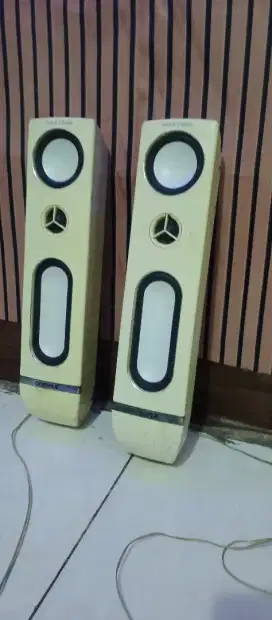 Speaker tower pasif Polytron warna putih