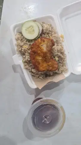 Karyawan warung makan non halal