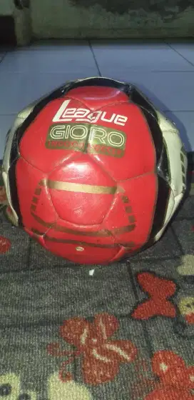 Bola futsal dengan tandatangan legenda liverpool