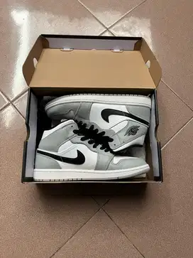 Air Jordan 1 Mid Light Smoke Grey