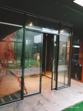 Pintu sliding dan partisi sekat ruangan rangka aluminium dan kaca