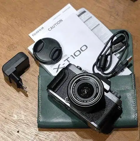 FujiFilm XT 100 lengkap mulus box  charger bukan ori