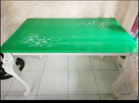 Meja Makan Kaca