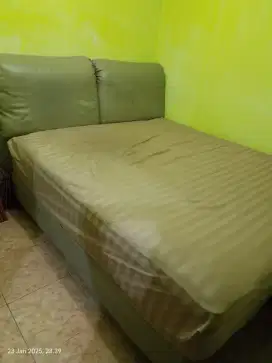 Di jual tempat tidur