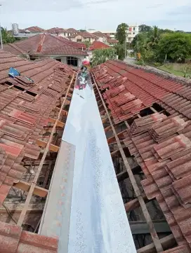 Perbaikan atap bocor tukang bangunan renovasi rumah pasang rangka baja