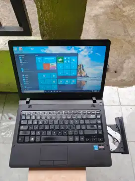 Laptop Samsung ram 8gb windows 10 batre awet siap pake no minus (Nego)