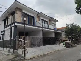 Rumah Baru di Ketintang 1M-an, Blok Depan Dekat A Yani, UNESA