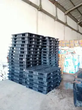 Jual pallet plastik bekas murah banyak palet plastik bekas ready