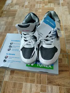 Sepatu badminton yonex