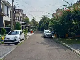 J173.Rumah 2 Lt di Komplek Pesona Khayangan, Jl H Juanda, Depok