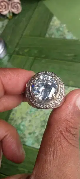 Cincin permata istimewa