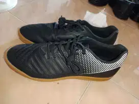 Sepatu futsal kipsta size 43