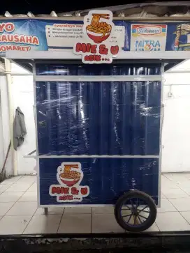 Dibutuhkan karyawan untuk jaga stand bakmie ayam