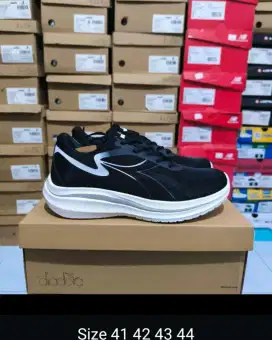 Sepatu hitam diadora original size 44 murah