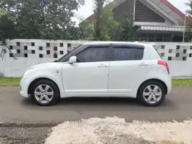 Suzuki Swift ST AT thn 2011(rare warna putih)