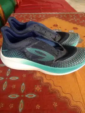 Sepatu joging nineten