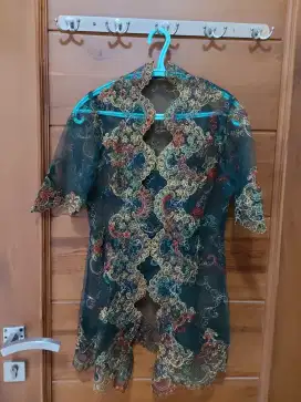 Kebaya untuk wanita