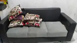 Sofa abuabu plus meja