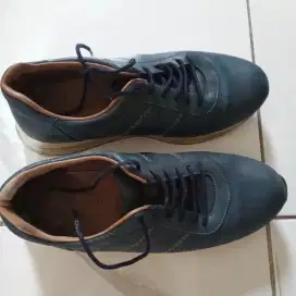 Di jual Sepatu Kulit Asli merk BUCCHERI Uk : 43, warna biru laut tua.