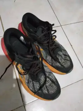 Di jual sepatu untuk olahraga lari