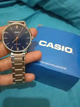 Jam tangan Casio.