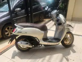 Scoopy prestige putih