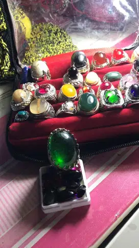 Segala macam batu onyx..rubby…black opal…bacan dll