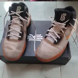 Sepatu basket Nike bonus Adidas