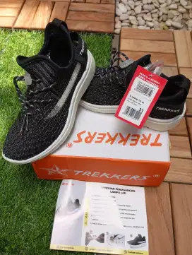 Sepatu sekolah LED anak brand mall