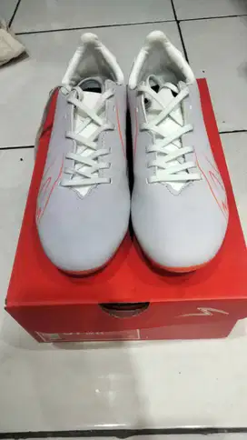 Sepatu bola anak SPECS ORI size 37