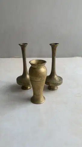Vas bunga kuningan