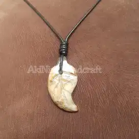 Kalung liontin Batu Natural “white leaf”