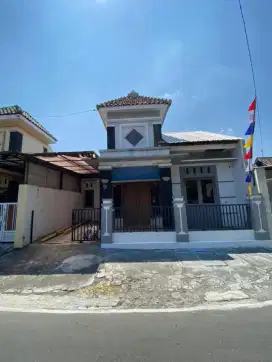 Disewakan rumah strategis