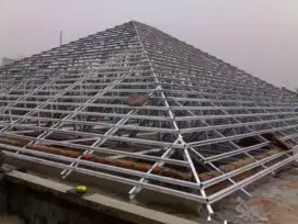 Rangka atap baja ringan dan plafon PVC terpasang