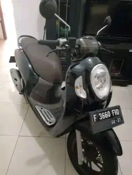 Scoopy Prestige Hitam 2022