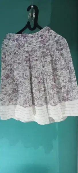 Rok motif abu abu