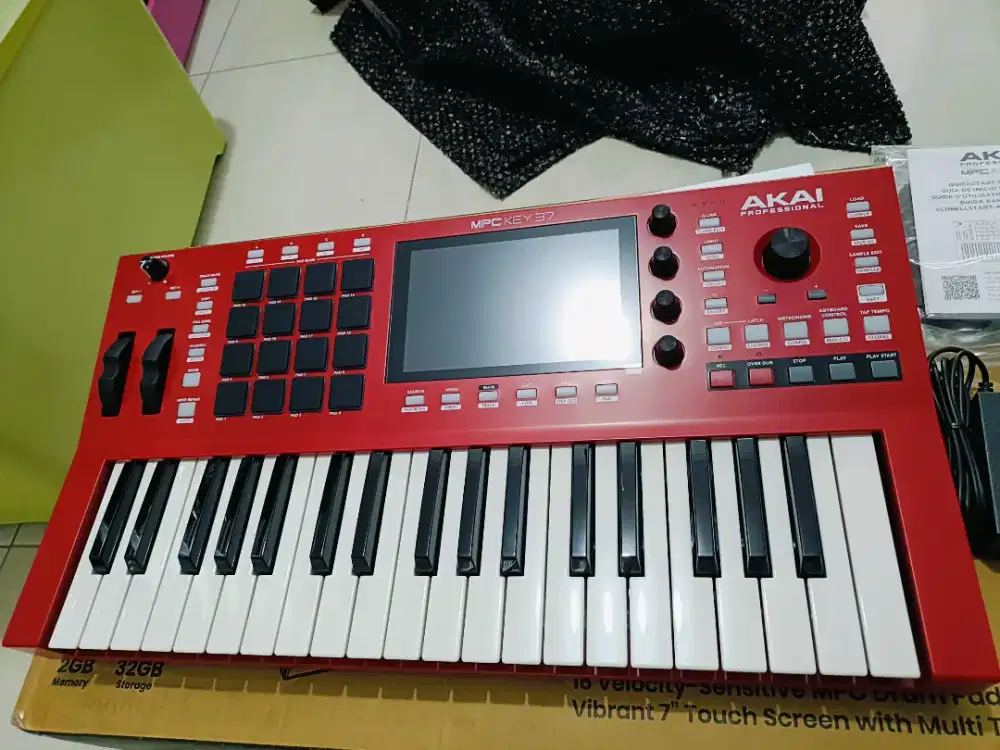 keyboard akai mpc key 37 synthesizer groovebox