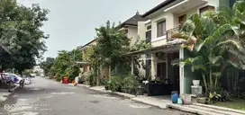 Rumah kompleks elite tepi jalan utama jl Adi Sucipto Surakarta