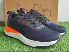Sepatu lari diadora hitam size 41