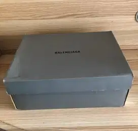 Dus (Box) Sepatu Balenciaga Second lengkap plus tali sepatu