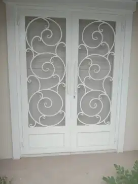 Pintu besi kelasik