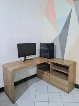 Meja Kerja, Lemari, Kulkas, Kasur Spring Bed dan PC Gaming