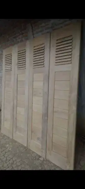 Pintu garasi kayu