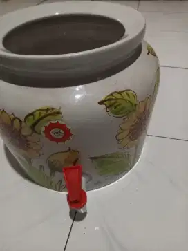 Guci galon air.