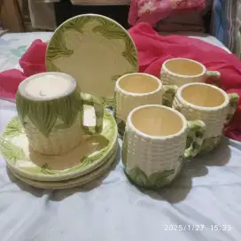 5 buah cangkir dg tatakannya (Japan)